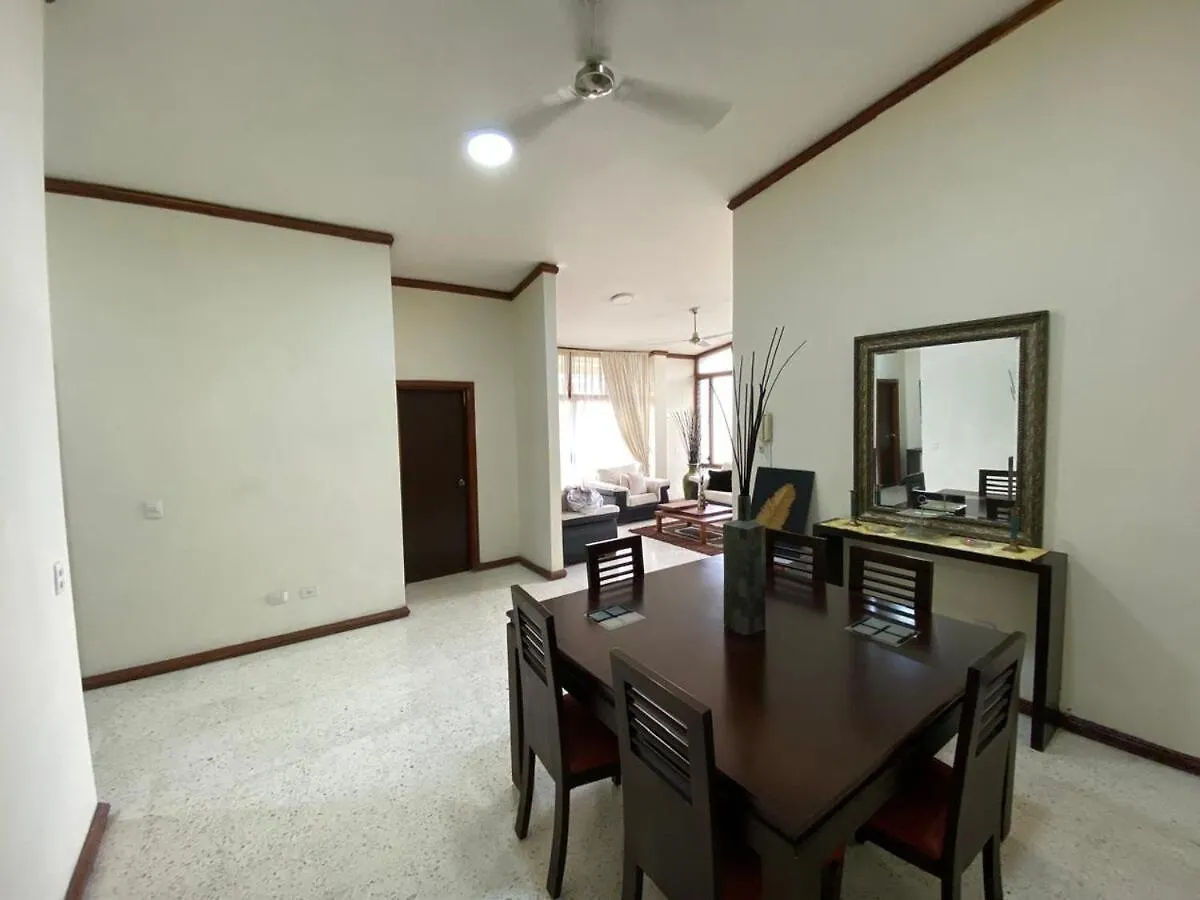 Apartment Comfortable In Urdesa Guayaquil